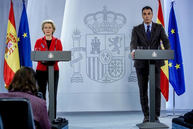 Archivo - La presidenta de la Comisión Europea, Ursula von der Leyen, y el presidente del Gobierno, Pedro Sánchez, en rueda de prensa tras su reunión en  La Moncloa,  a 5 de marzo de 2022