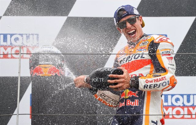 Archivo - 20 June 2021, Saxony, Hohenstein-Ernstthal: Spanish MotoGP rider Marc Marquez of the Repsol Honda Team takes a champagne shower as he celebrates victory in the MotoGP German Grand Prix, Moto3, at the Sachsenring. Photo: Jan Woitas/dpa-Zentralbil