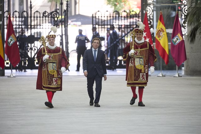 El alcalde de Madrid, José Luis Martínez-Almeida (PP), a su llegada a la sesión de constitución del Ayuntamiento de Madrid, a 17 de junio de 2023, en Madrid (España). 