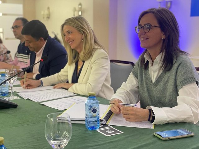 Archivo - La vicesecretaria de Políticas Sociales del PP, Carmen Fúnez (d), y la candidata a la alcaldía de Ávila. Alicia García.