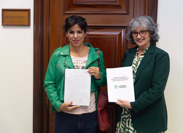 Archivo - La portavoz de Adelante Andalucía, Teresa Rodríguez (i), y la exsenadora de Adelante Andalucía Pilar González, en una foto de archivo.