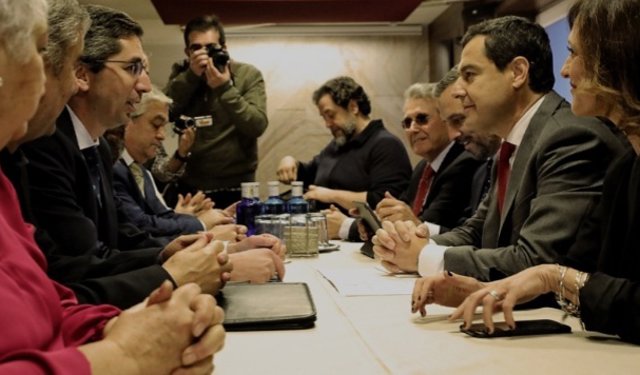 Juanma Moreno, presidente del Gobierno andaluz, junto a Jaén Merece Más