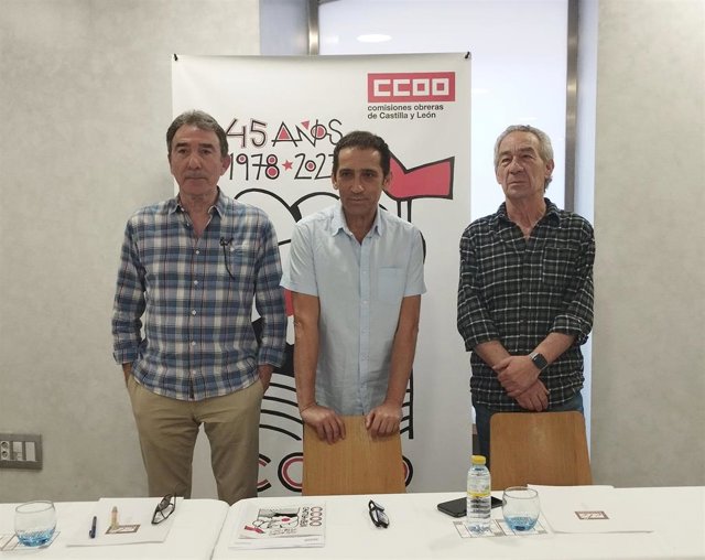 El actual secretario de CCOO en CyL, Vicente Andrés, en el centro, junto con su predecesor en el cargo Ángel Hernández, a la izquierda, y Julio Montero, ex secretario de Acción Sindical.