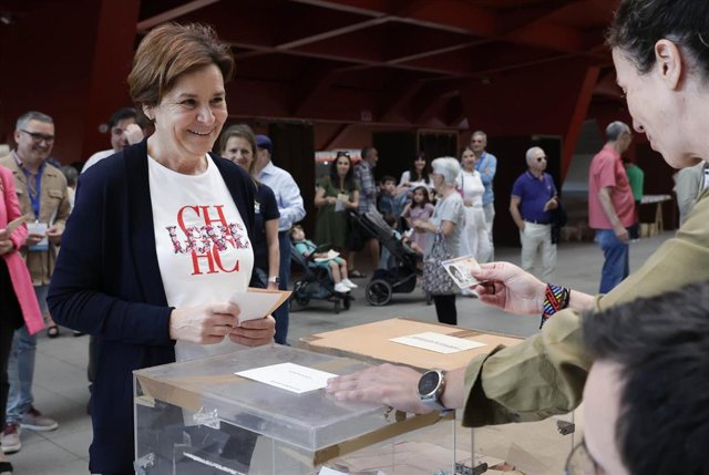 Carmen Moriyón, candidata de Foro Asturias a la Alcaldía de Gijón, en el momento de ejercer el derecho al voto