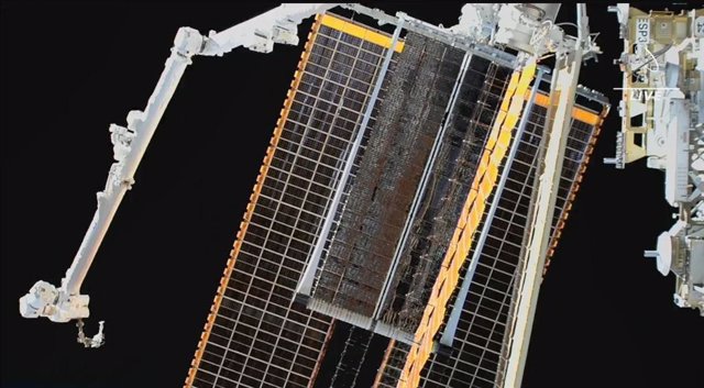 Una vista del despliegue de la nueva matriz solar de la ISS