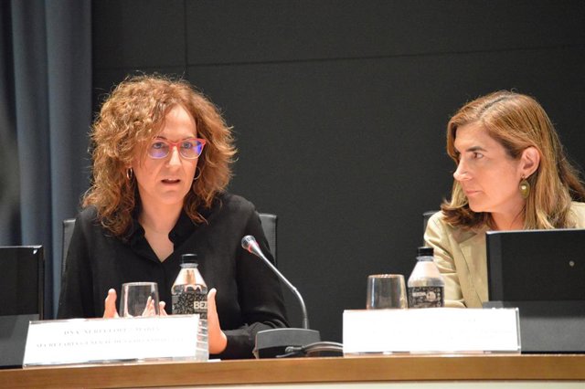 Archivo - La secretaria general de CCOO-A, Nuria López, en una imagen de archivo junto a la consejera de Empleo, Rocío Blanco.