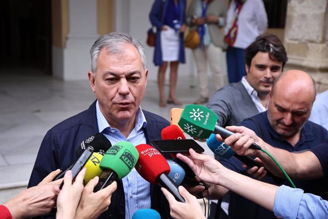 El candidato del PP a la Alcaldía de Sevilla, José Luis Sanz, tras ejerce su derecho al voto en los comicios municipales, atiende a los medios de comunicación.