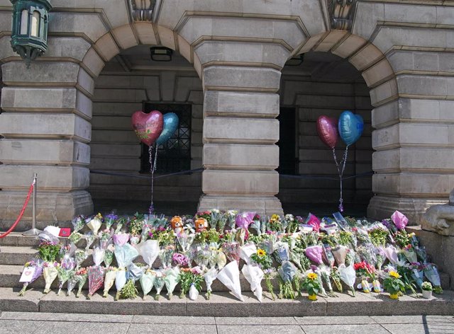 Ofrenda por las víctimas del ataque de Nottingham junto al Ayuntamiento