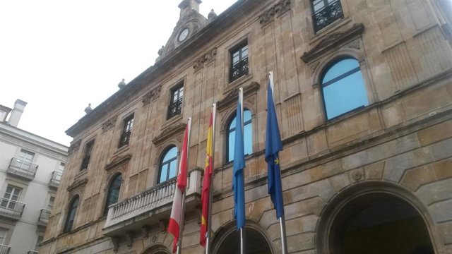 Archivo - Fachada del Ayuntamiento de Gijón 