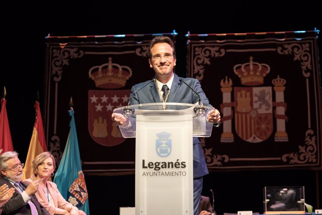 El alcalde entrante, Miguel Ángel Recuenco (PP), interviene en la sesión de constitución del Ayuntamiento de Leganés