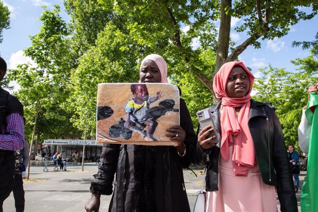 Archivo - Dos mujeres marchan en Francia por la paz en Sudán 