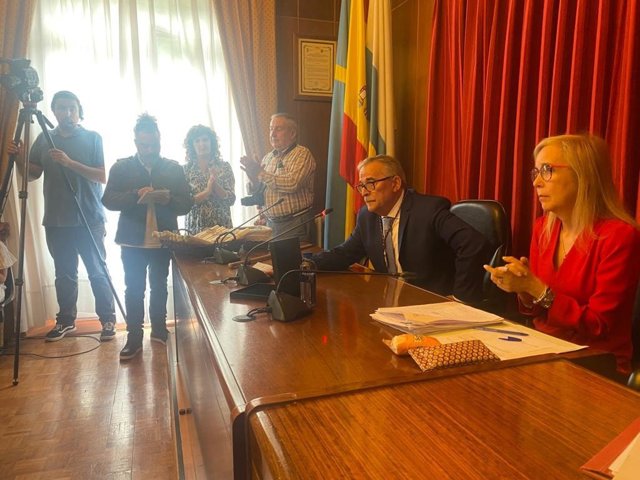 Constituida la nueva corporación municipal de Mieres, que ha nombrado Alcalde a Aníbal Vázquez.