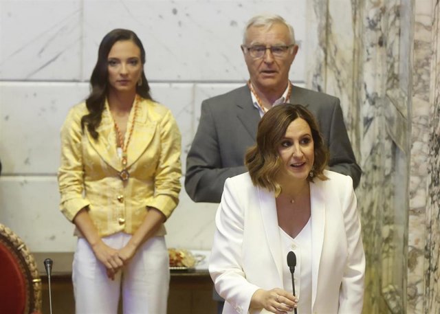 El alcalde saliente de Valencia, Joan Ribó (Compromís), entrega el bastón de mando a la alcaldesa entrante de la ciudad, María José Catalá (PP), en la sesión de constitución del Ayuntamiento de Valencia