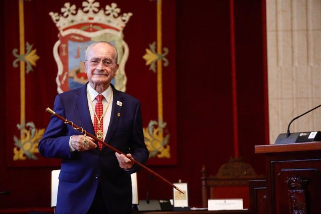 El alcalde de Málaga, Francisco de la Torre (PP), ha sido investido este sábado regidor tras lograr mayoría absoluta en la pasadas elecciones municipales.