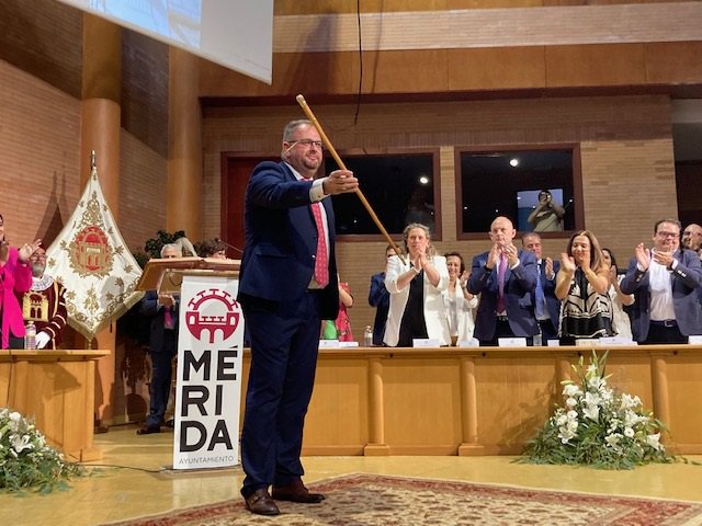 Antonio Rodríguez Osuna (PSOE) con el bastón de mando tras ser nombrado alcalde de Mérida.