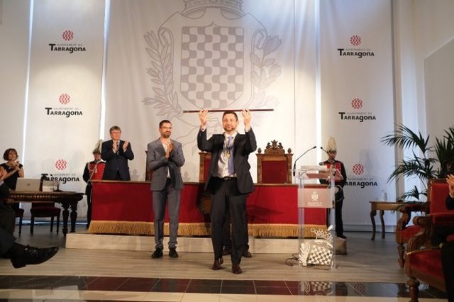 El candidato del PSC por Tarragona, Rubén Viñuales, ha sido investido este sábado como alcalde de la ciudad con los votos de los ediles socialistas.