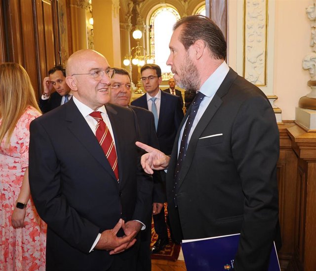 El nuevo alcalde de Valladolid, Jesús Julio Carnero, conversa con el alcalde saliente, Óscar Puente, antes de la celebración del Pleno en el que ha tomado posesión.