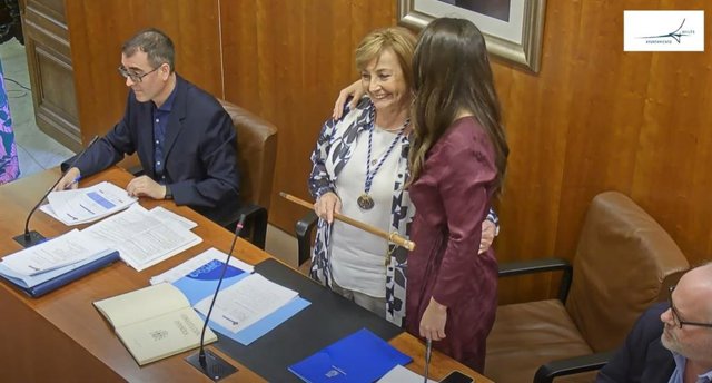 La  alcaldesa de Avilés, Mariví Monteserín (PSOE), coge el bastón de mando de la ciudad