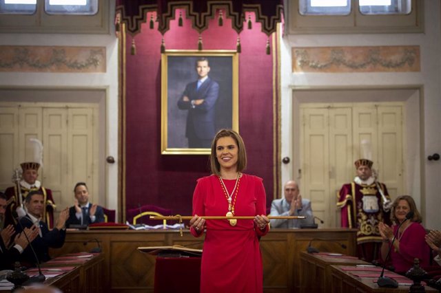 La alcaldesa entrante del Ayuntamiento de Alcalá de Henares, Judith Piquet (PP), muestra el bastón de mando en la sesión de constitución del ayuntamiento, a 17 de junio de 2023, en Alcalá de Henares, Madrid (España).  