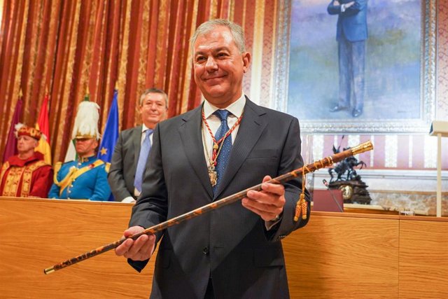 Sanz recoge el bastón de mando de Sevilla