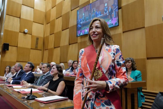 La alcaldesa entrante de la ciudad, Natalia Chueca, en la sesión de constitución del Ayuntamiento de Zaragoza.