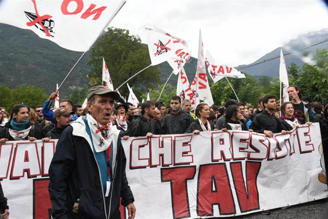 Archivo - Manifestación contra el tren de alta velocidad Lyon-Turín