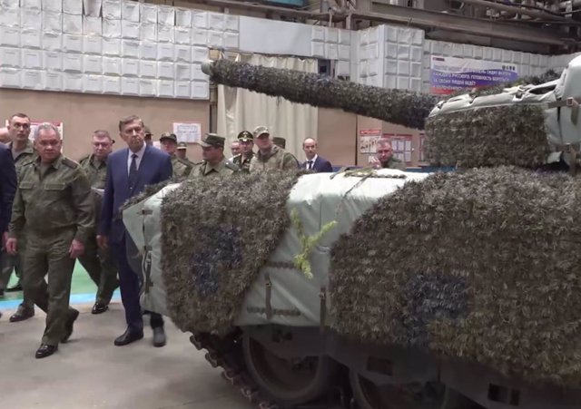 El ministro de Defensa de Rusia, Sergei Shoigu, en una fábrica de carros de combate de Omsk, en Siberia, Rusia