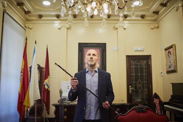 El alcalde de Ourense, Gonzalo Pérez Jácome (DO), muestra el bastón de mando. 
