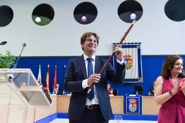 El alcalde de Fuenlabrada, Francisco Javier Ayala Ortega (PSOE), muestra el bastón de mando durante la constitución del ayuntamiento, a 17 de junio de 2023, en Fuenlabrada, Madrid (España). 