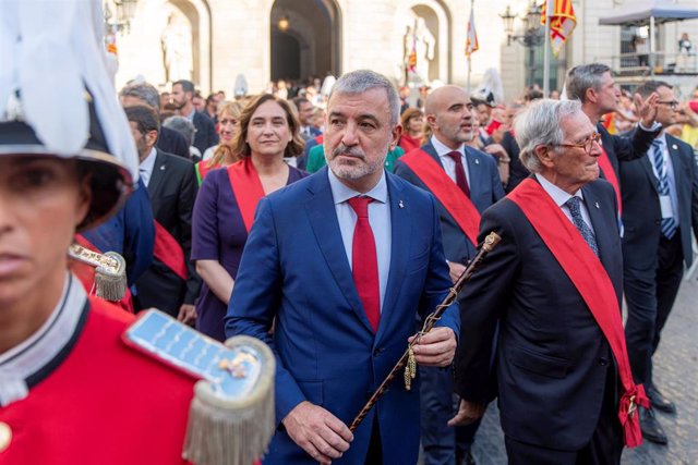 Los nuevos concejales salen del Ayuntamiento de Barcelona y cruzan la plaza de Sant Jaume de Barcelona (Cataluña, España) tras el pleno de constitución del Consistorio, encabezados por el nuevo alcalde, Jaume Collboni, para asistir a la tradicional recepc