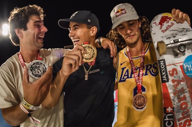 Ivan Monteiro celebra su medalla de oro obtenida en skate callejero durante el MUS 2023.