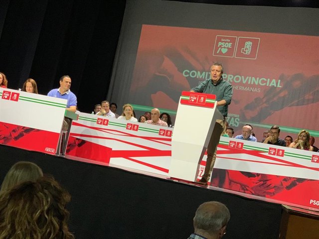 Javier Fernández en el comité provincial del PSOE