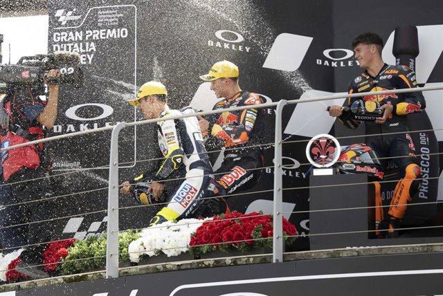 Deniz Öncü, Dani Holgado y Ayumu Sasaki en el podio de Mugello