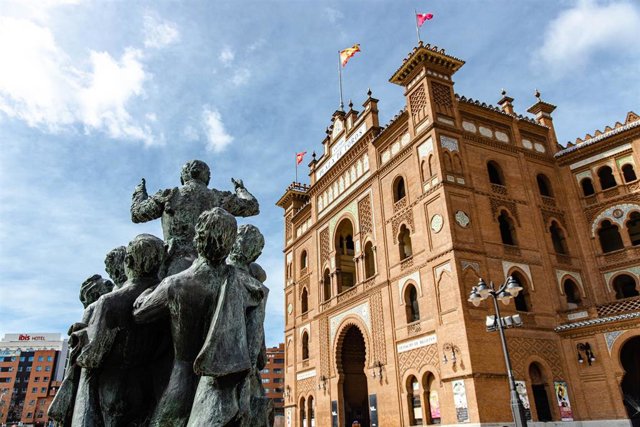 Archivo - Escultura del torero bordelés José Cubero "Yiyo" del escultor Luis Sanguino frente a la fachada de la plaza de toros de Las Ventas de Madrid, a 7 de marzo de 2023, en Madrid (España). La plaza de toros de Las Ventas es el mayor coso taurino de E