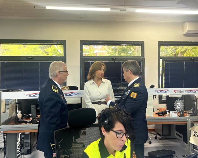 Natalia Chueca en su visita al Cuartel de la Policía Local de Zaragoza.