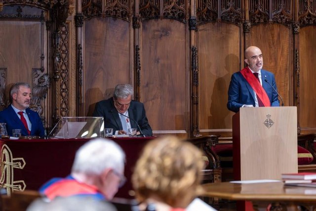 El concejal del PP en el Ayuntamiento de Barcelona, Daniel Sirera, interviene en el pleno de investudra que ha hecho alcalde al candidato del PSC, Jaume Collboni.