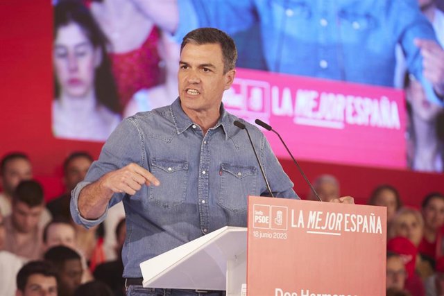 El presidente del gobierno de España y secretario general del PSOE, Pedro Sánchez, durante el acto público en la caseta municipal de Dos Hermanas, a 18 de junio de 2023 en Sevilla (Andalucía, España). El presidente del gobierno de España y secretario gene