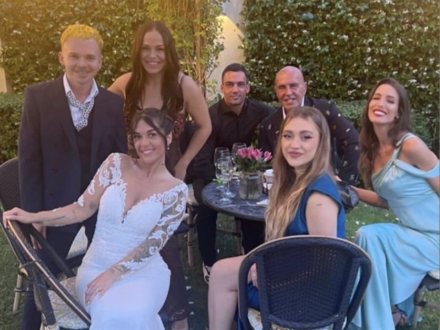 Marta López, Kiko Matamoros y otros invitados posando con Fiama Rodríguez en su boda
