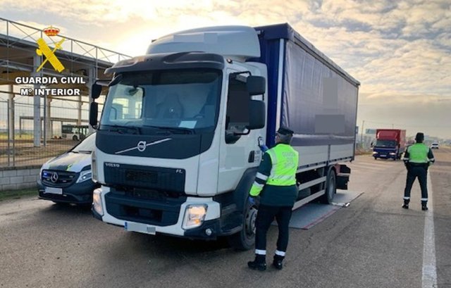 Archivo - Control de tráfico a un camión