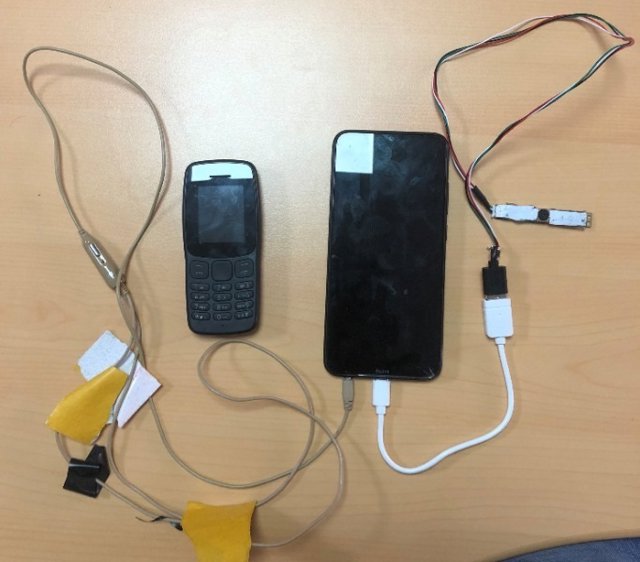 Sorprendido en Soria mientras le chivaban las respuestas del carné de conducir por medios electrónicos.