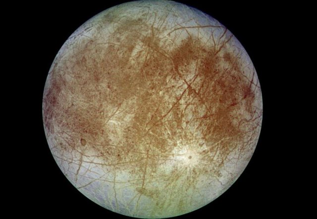 Esta imagen muestra una vista del hemisferio posterior del satélite cubierto de hielo de Júpiter, Europa, en color natural aproximado.