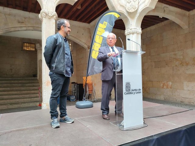 El coordinador artístico del Facyl, Rodrigo Tamariz (i), y el consejero de Cultura, Turismo y Deporte, Gonzalo Santonja (d), en la Casa de las Conchas de Salamanca.