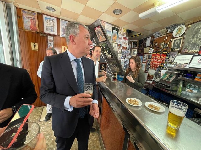 Archivo - El alcalde de Sevilla, José Luis Sanz, en El Tremendo, en Santa Catalina, durante la campaña electoral del 28 de mayo.
