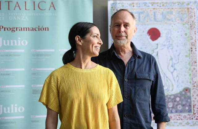 El bailarín y coreógrafo Johan Inger (i) y la bailarina Carolina Armenta (d)