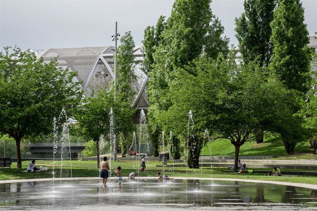 Archivo - Un niño en los chorros de la playa de Madrid Río, a 28 de abril de 2023, en Madrid (España). La playa de Madrid Río ha abierto hoy para refrescar a los ciudadanos ante la ola de calor que sufre la mayor parte de España. Además, el Ayuntamiento d