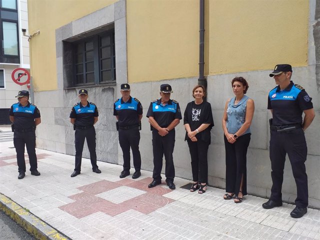 Carmen Moriyón (Foro),  alcaldesa de Gijón, visita la Policía Local