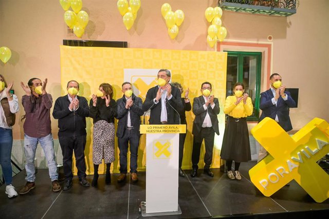 Archivo - El número 7 de la lista del partido, Modesto Martín (2i); la número 6, María Pueyo (3i); el número 5, Francisco Hernández (4i); el candidato Por Ávila a la Presidencia de la Junta de Castilla y León, Pedro Pascual (5i); el número 3, Francisco Ja