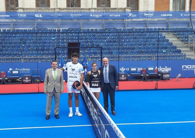 Luis Miguel González Gago, primero por la izquierda, junto a los jugadores Arturo Coello y Beatriz Caldera y, último por la derecha, el alcalde de Valladolid, Jesús Julio Carnero.