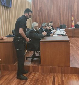 Valentín A.B., acusado de haber asesinado a su mujer en Gondomar en diciembre de 2020, para quien las acusaciones piden 30 años de cárcel, en la primera sesión del juicio, en la sección quitna de la Audiencia de Pontevedra, en Vigo.