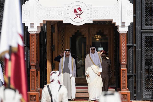 Archivo - El emir de Qatar, el jeque Tamim bin Hamad al Zani, recibe al presidente de los Emiratos Árabes Unidos, jeque Mohamed bin Zayed al Nahyan, en Doha.